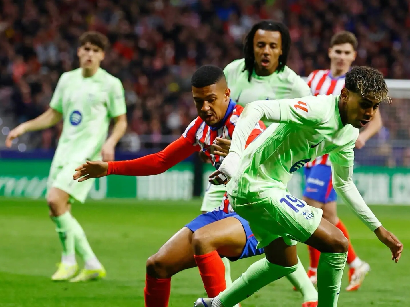 德罗巴爆冷击败西班牙队，赛况扑朔迷离引爆全场！的简单介绍